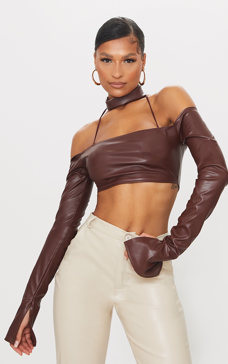 Crop top en similicuir marron à col montant et découpes épaules