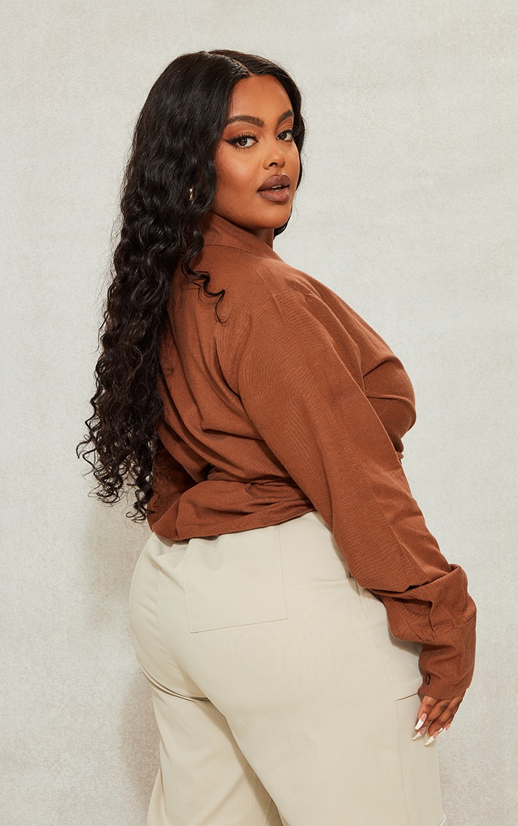Plus Blouse nouée en effet lin chocolat PrettyLittleThing FR