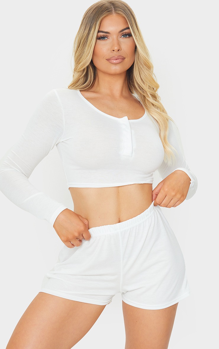 Ensemble de pyjama blanc à top manches longues boutonné & short fluide