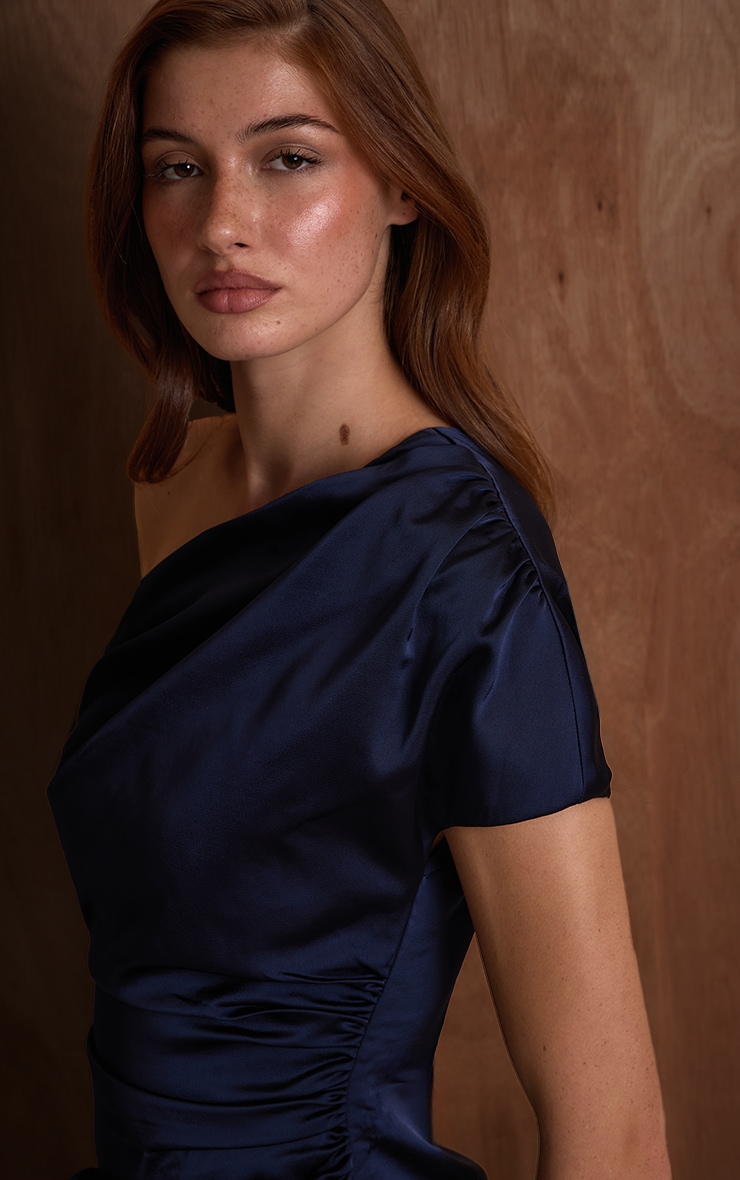 PLT Label Robe moulante structurée satinée bleu marine drapée à épaule unique image 3