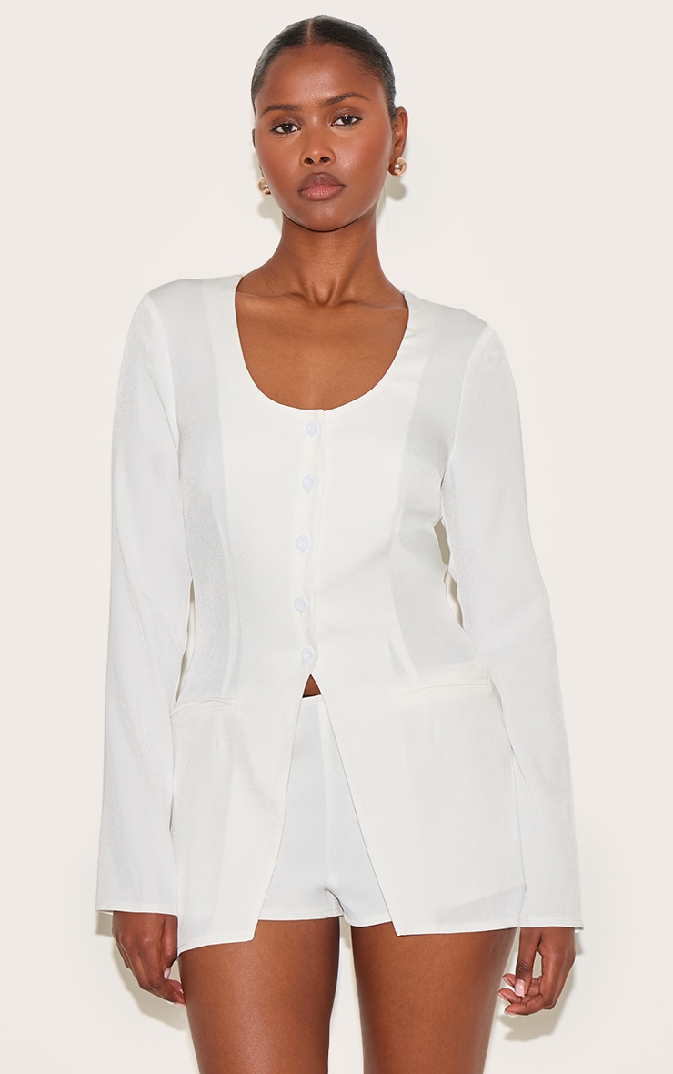 Combinaison-short blanche ajustée à encolure arrondie et boutonnée image 1