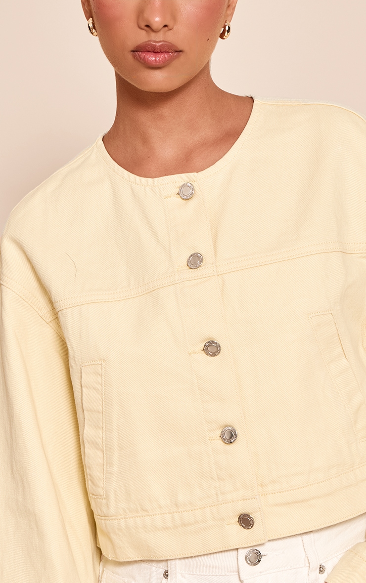 Veste courte en jean crème au beurre sans revers image 4