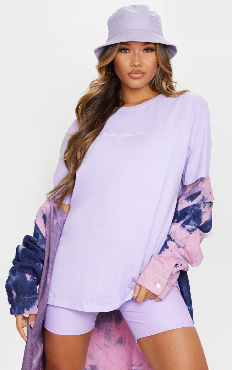 PRETTYLITTLETHING - T-shirt lilas délavé à broderie