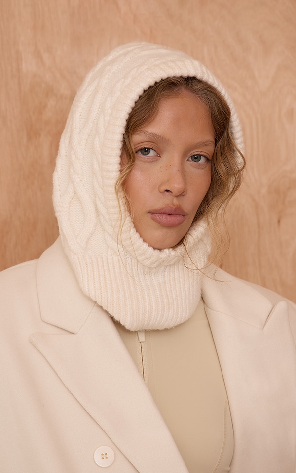 Cagoule en maille tricot torsadée gris pierre