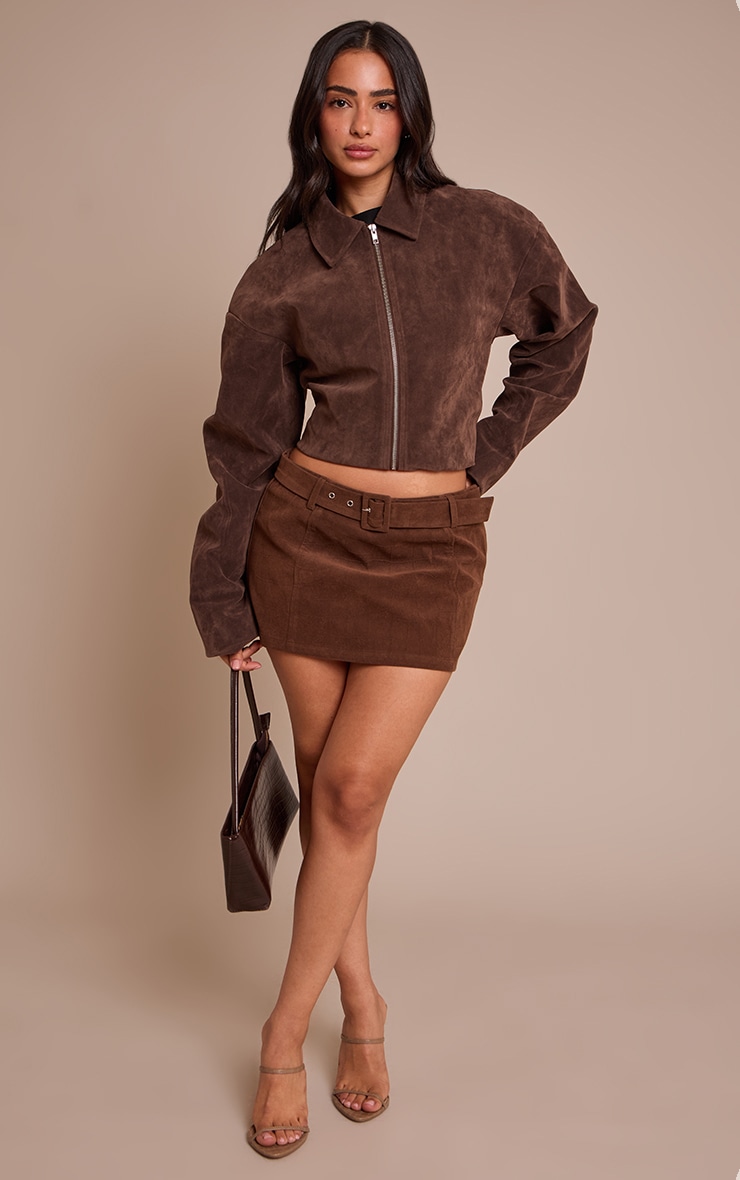 Petite Mini-jupe en suédine chocolat effet croco à ceinture image 4