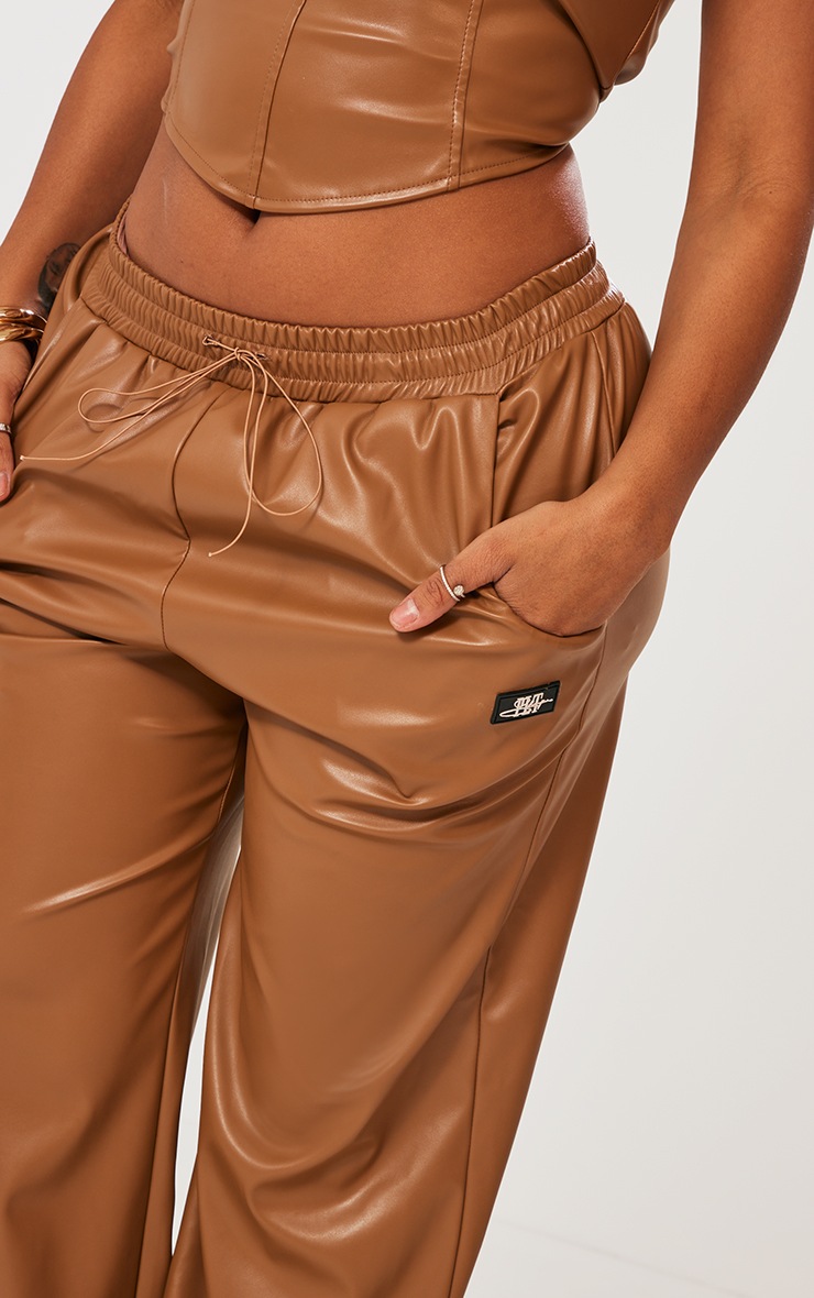 PRETTYLITTLETHING Shape Pantalon droit en PU marron image 4