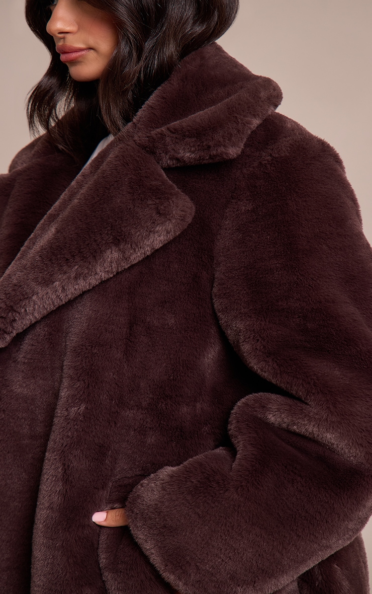 Petite Manteau long en fausse fourrure chocolat à taille nouée image 4