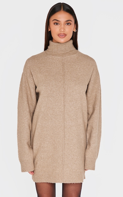 Robe pull oversize en maille tricot douce café au lait clair à col roulé et coutures