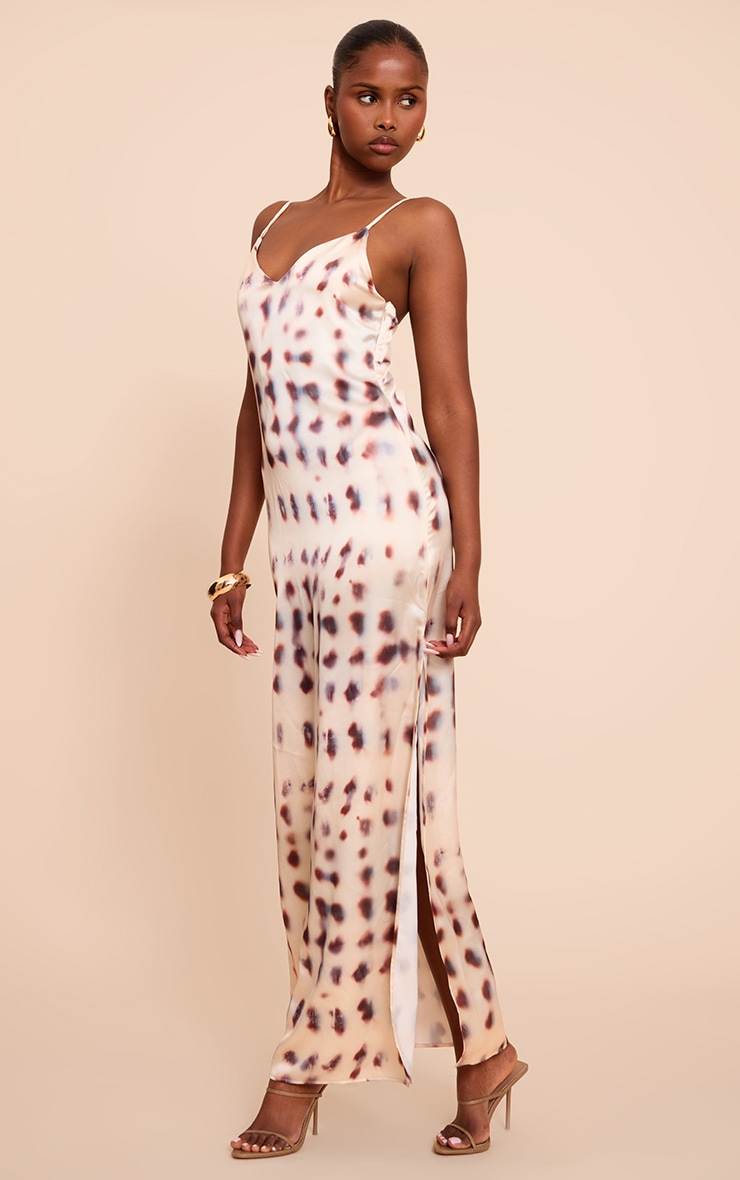 Robe longue satinée imprimé crème à col bénitier image 3