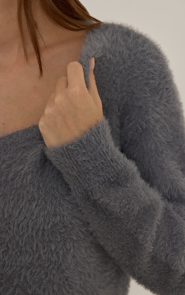 Pull oversize en maille tricot duveteuse grise à col en V image 4