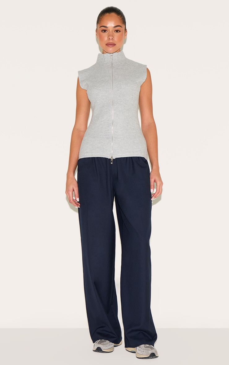 Top doux gris sans manches à zip doublé image 3