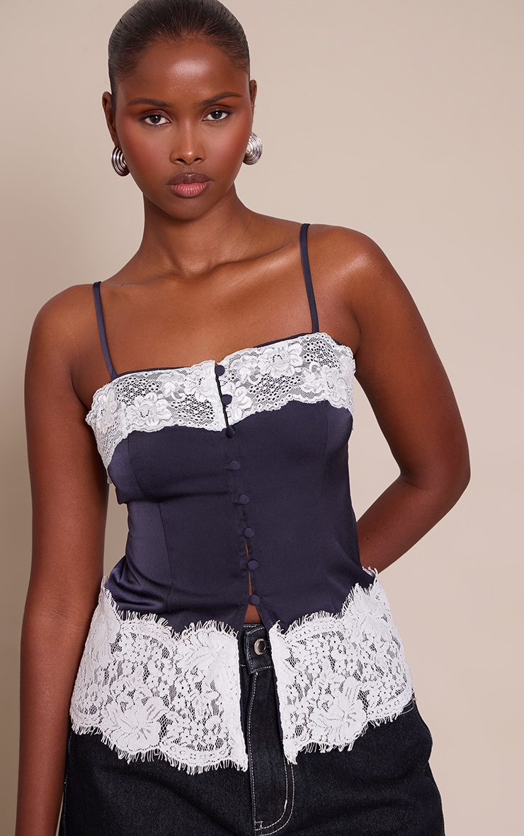 Débardeur satiné bleu marine à boutons et détails en dentelle image 1