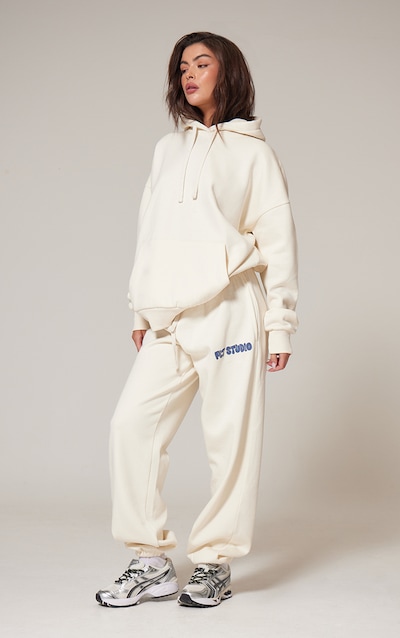 PRETTYLITTLETHING Jogging deluxe sable imprimé "PLT Studio" à ourlets ressérrés