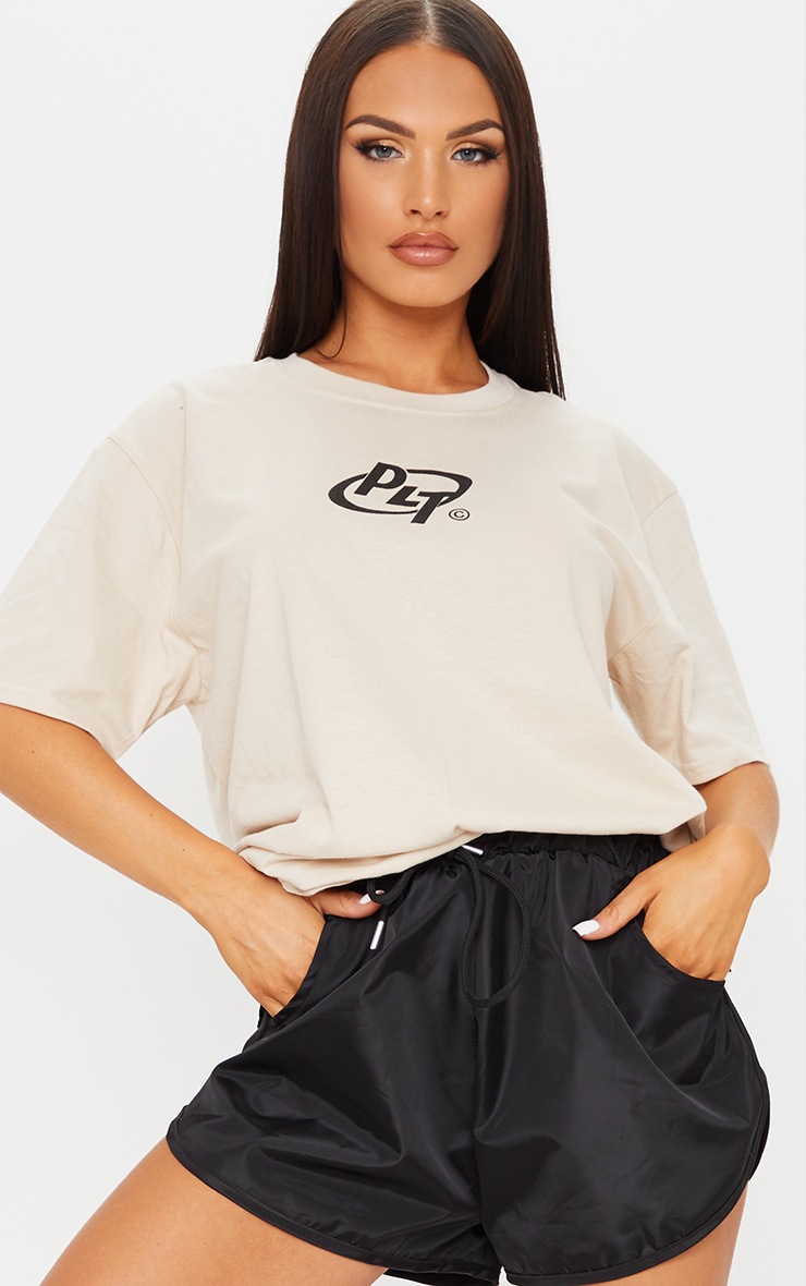 PRETTYLITTLETHING Stone Logo Print T Shirt