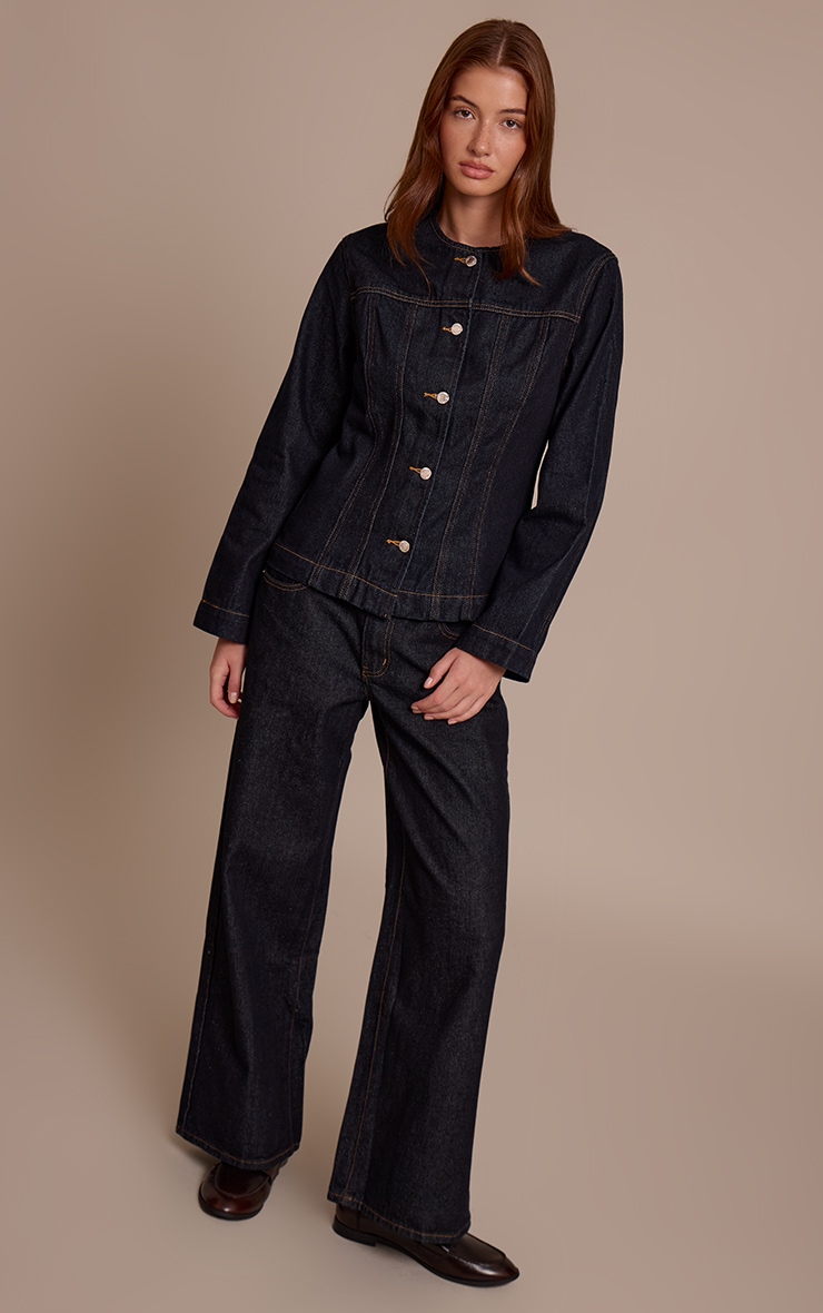 Veste cintrée en jean indigo foncé délavé à coutures structurantes et manches longues image 3