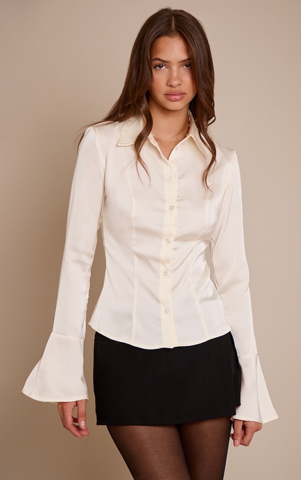 Chemise ajustée satinée crème à manches evasées