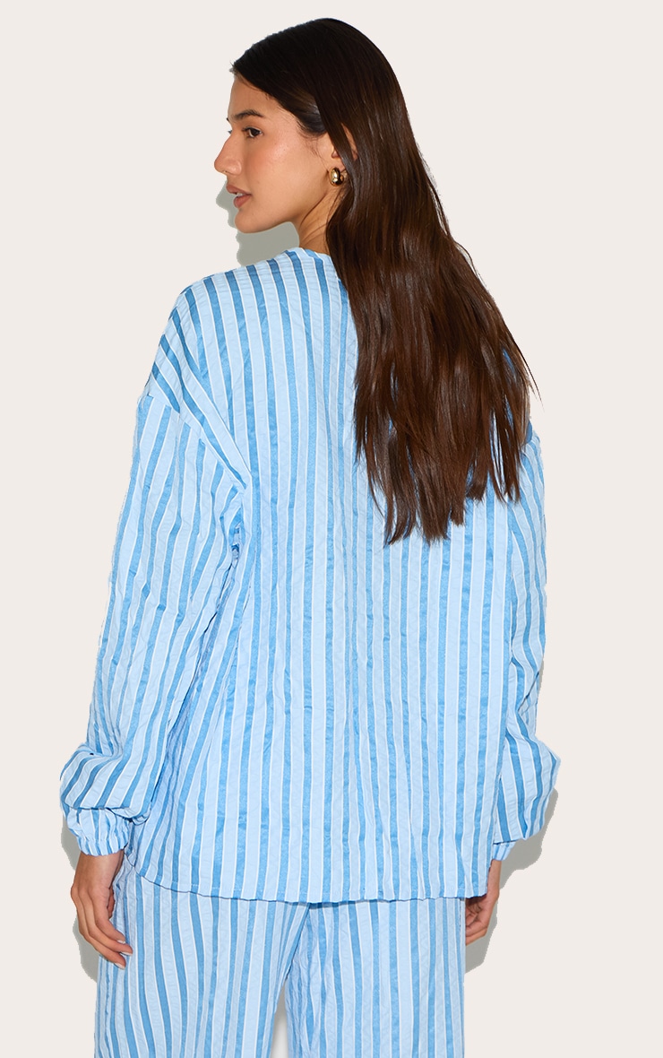 Chemise texturée à rayures bleues et à nouer sur le devant image 2