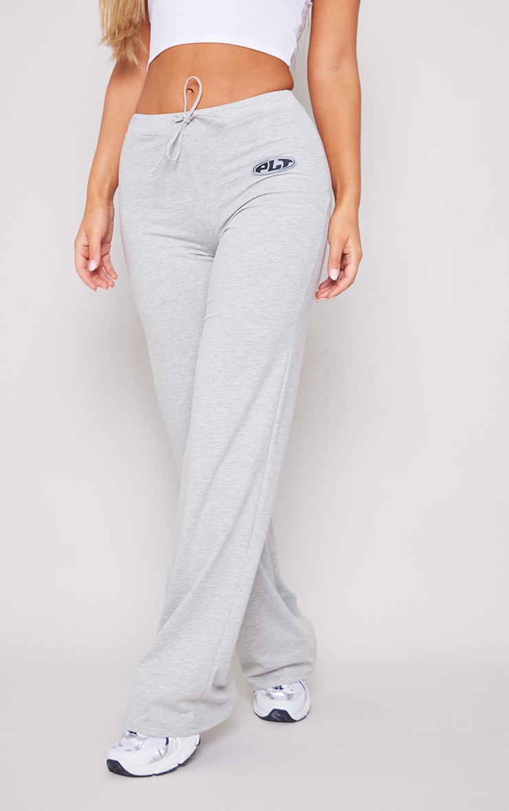 PRETTYLITTLETHING Pantalon flare taille basse gris cendré à badge image 2