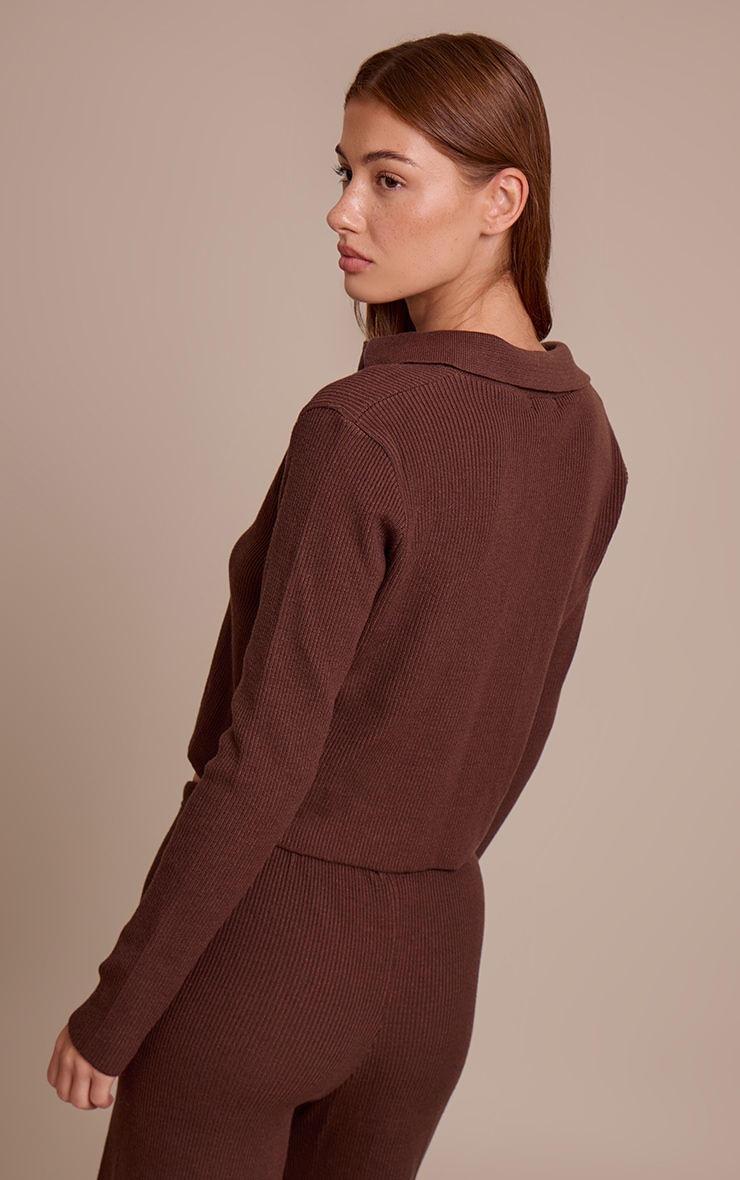 Pull en maille tricot côtelée chocolat à col en V et manches longues image 2