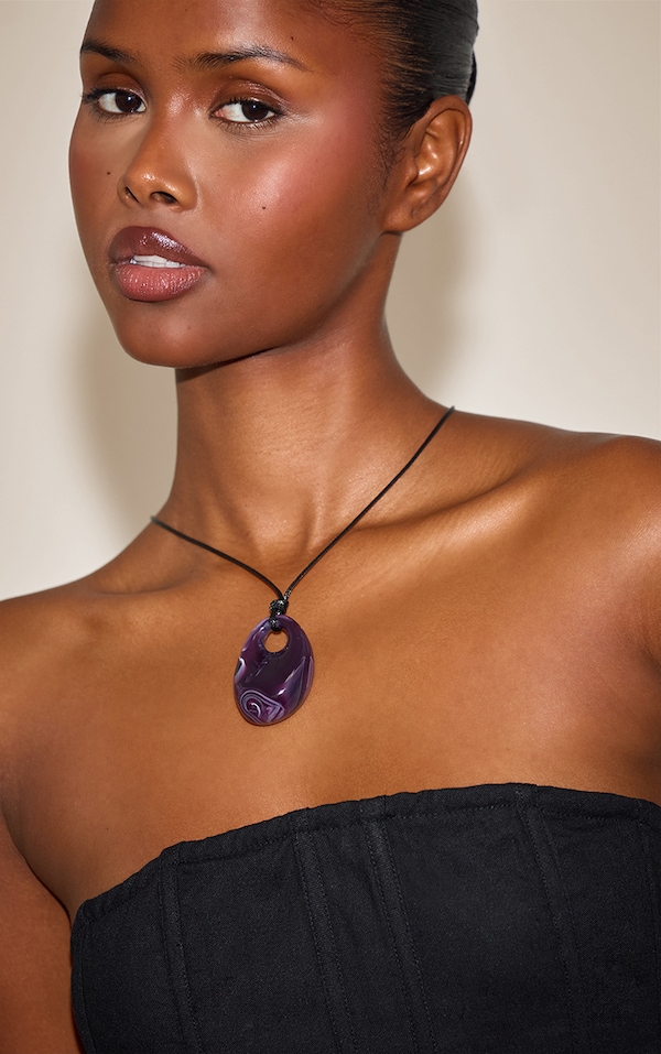 Collier à pendentif en résine prune