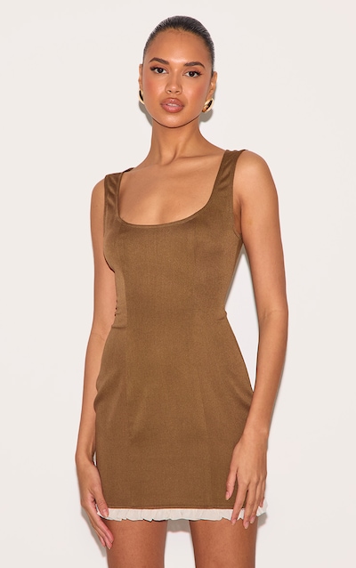 Robe moulante chocolat à col rond et ourlet volanté