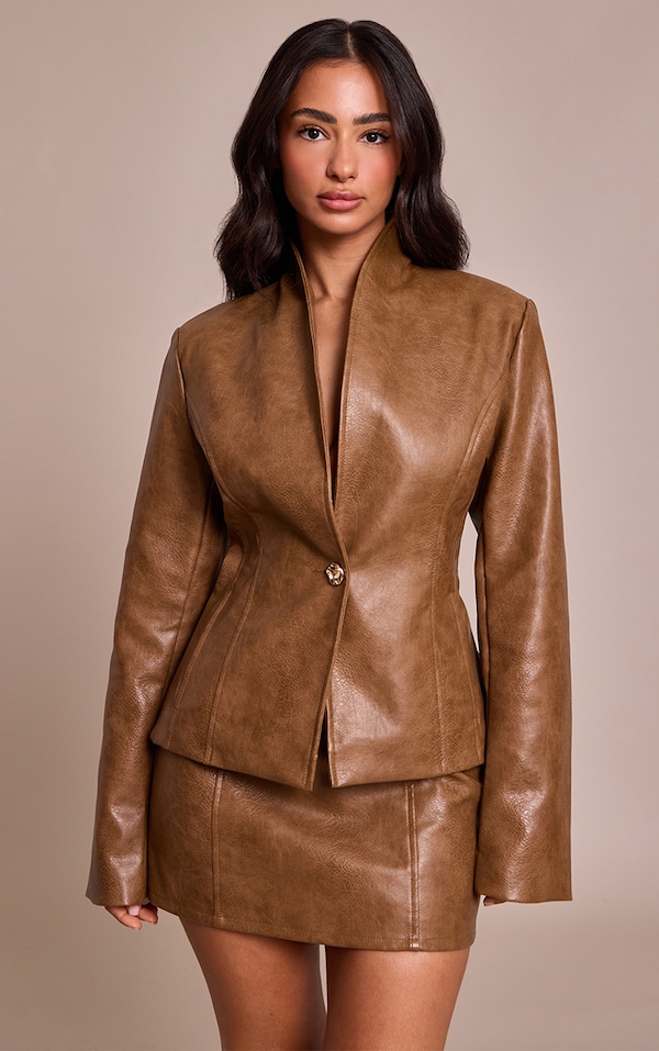 Petite Blazer cintrée en PU chocolat sans revers