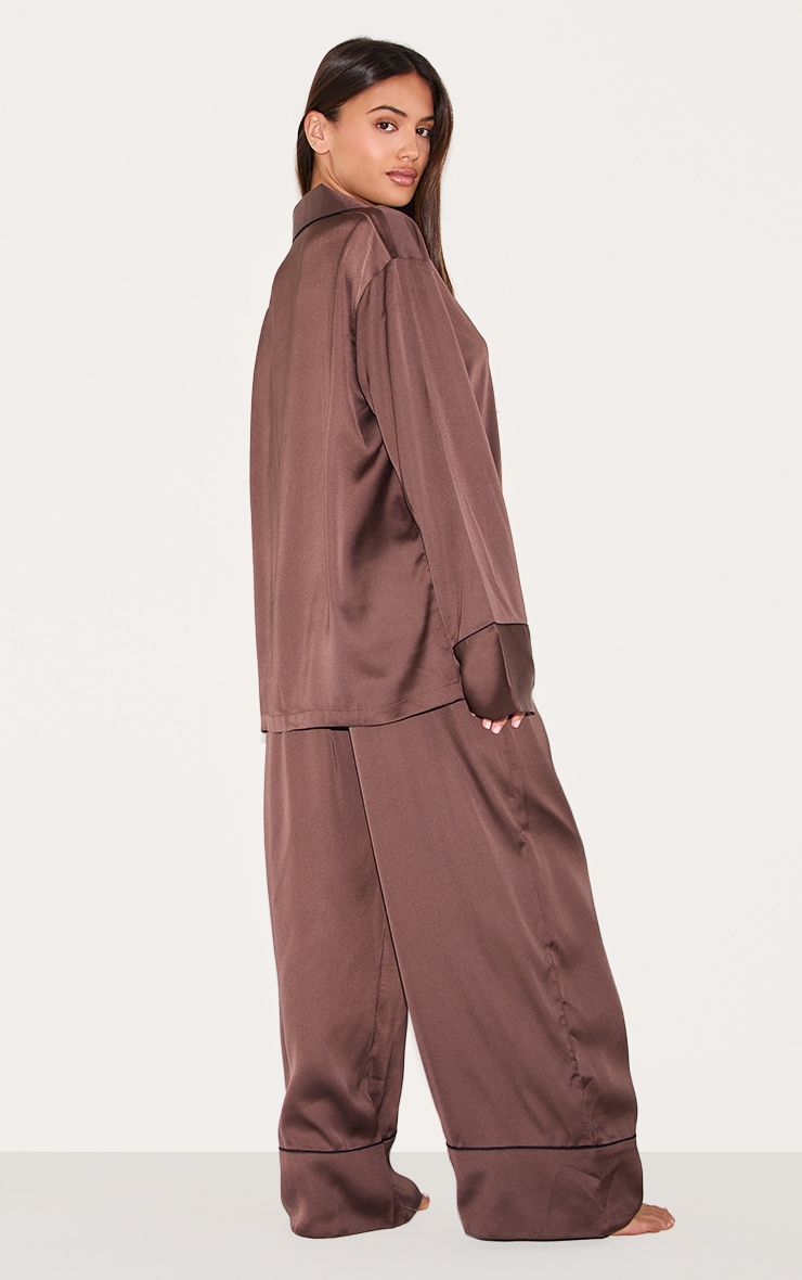 Ensemble de pyjama long satiné chocolat à lisérés surjetés image 2