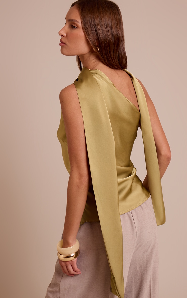 Haut asymétrique à détail foulard en matière satinée olive. image 2