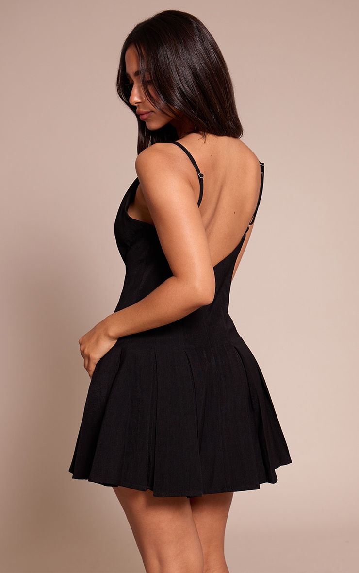 Robe courte noire à détail plissé et dos ouvert image 2