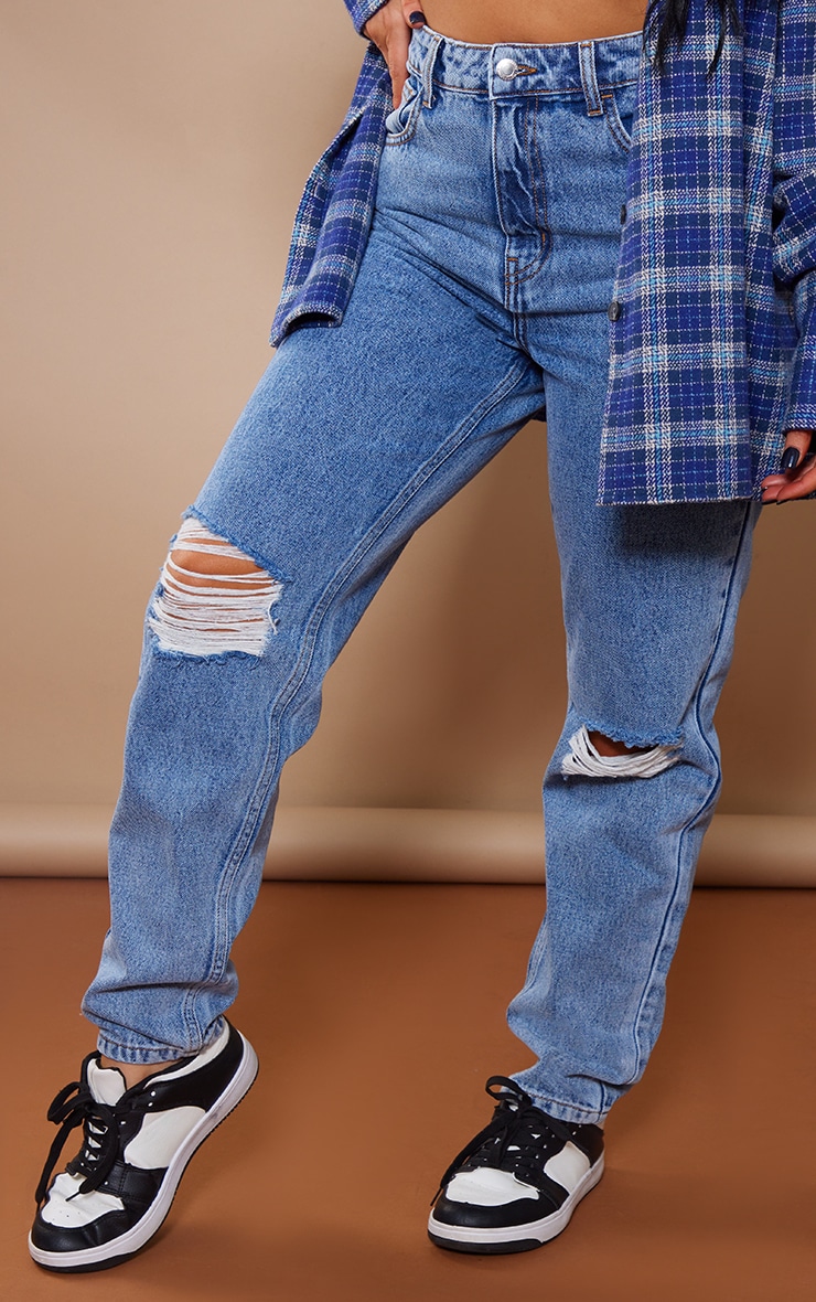 PRETTYLITTLETHING Mid Blue Wash Knee Rip Mom Jeans image 2