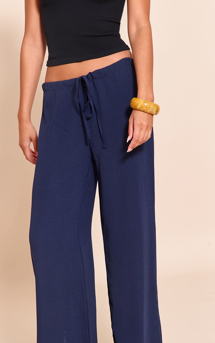 Pantalon fluide bleu marine à taille fine et cordons ajustables image 4