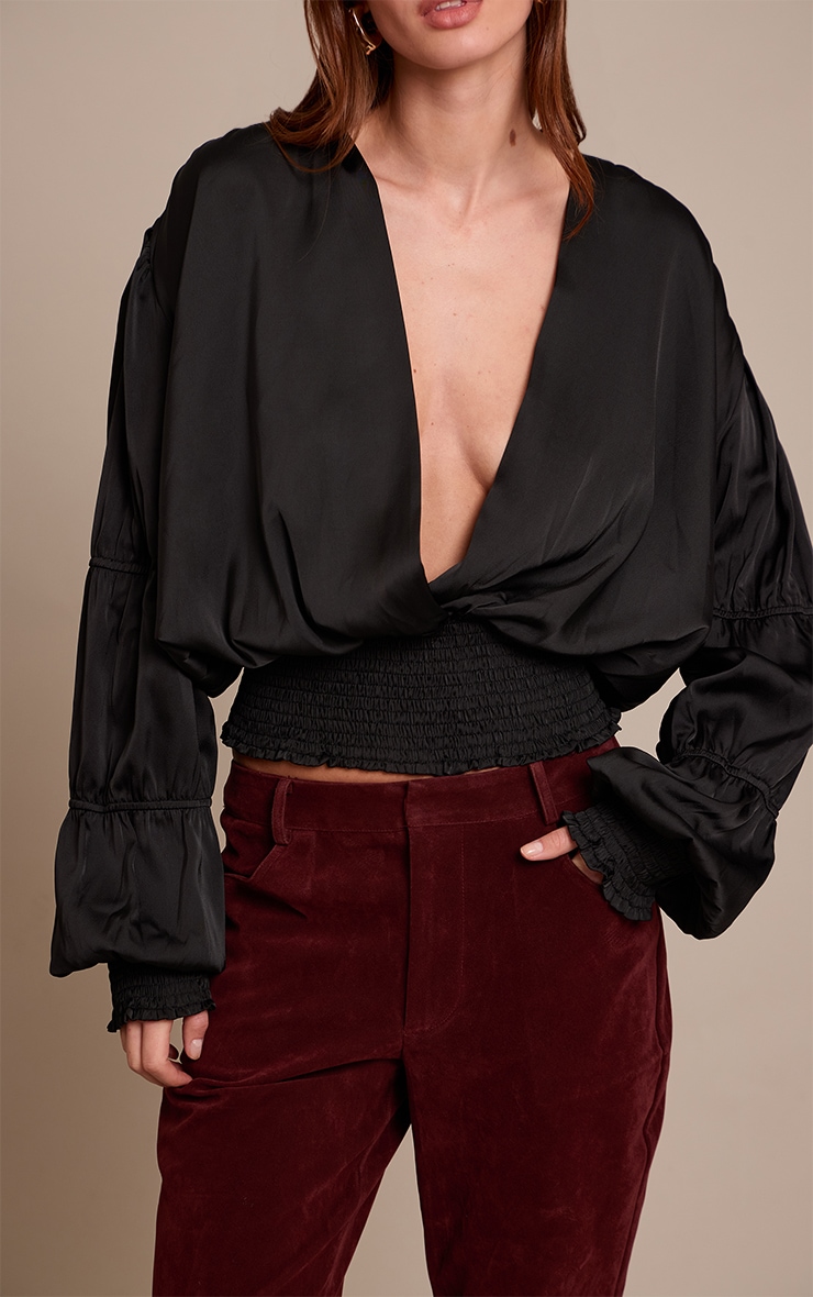 Blouse satinée noire à décolleté et volants image 4