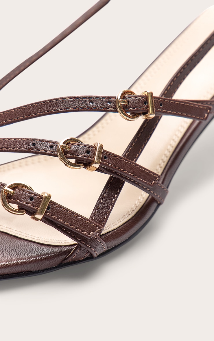 Sandales pointues en PU verni chocolat à petit talon aiguille et brides multiples image 5