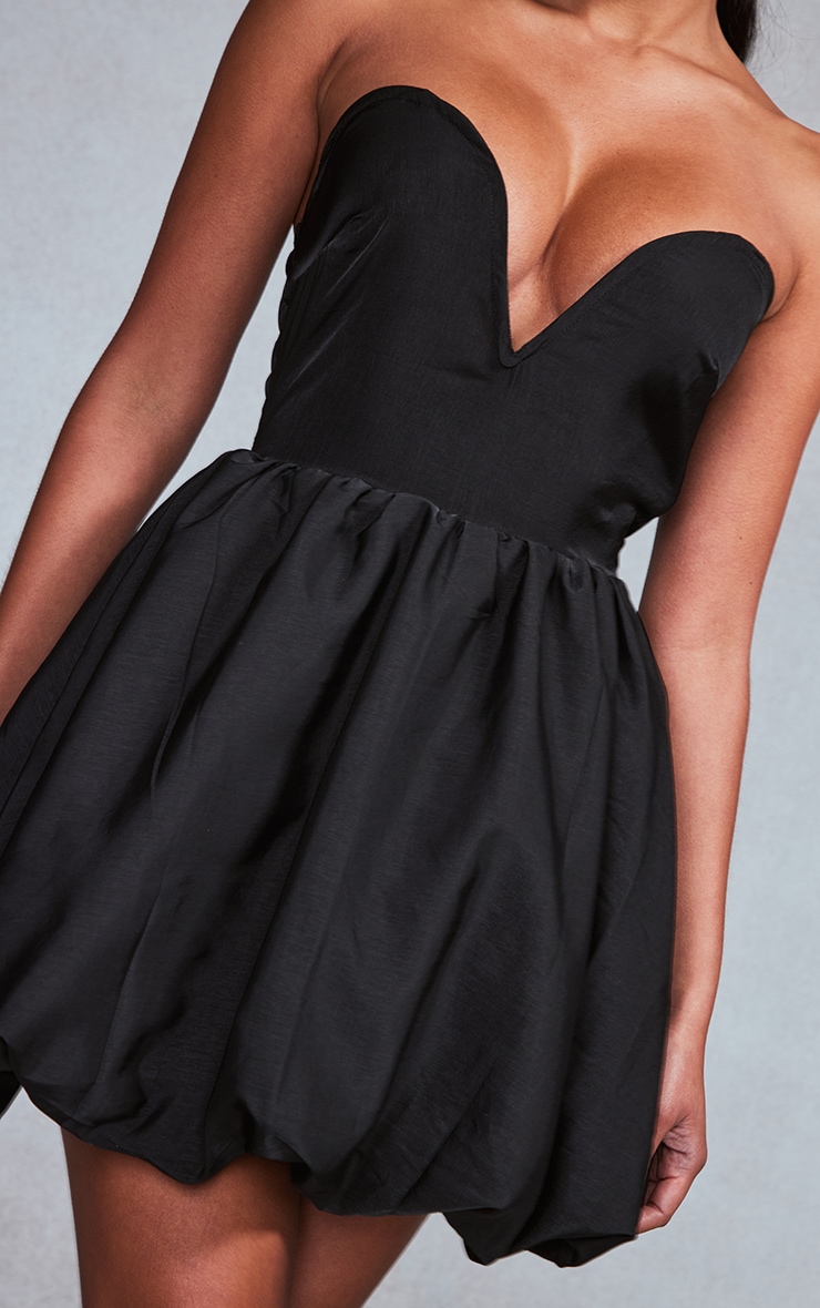 Robe bouffante noire à barre en V image 4