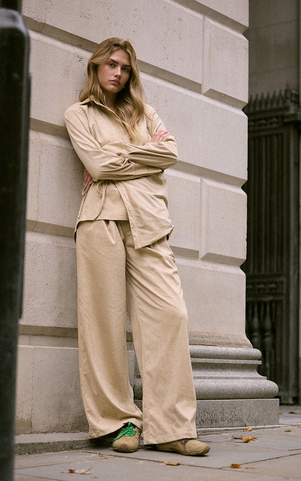 Pantalon droit en suédine gris pierre