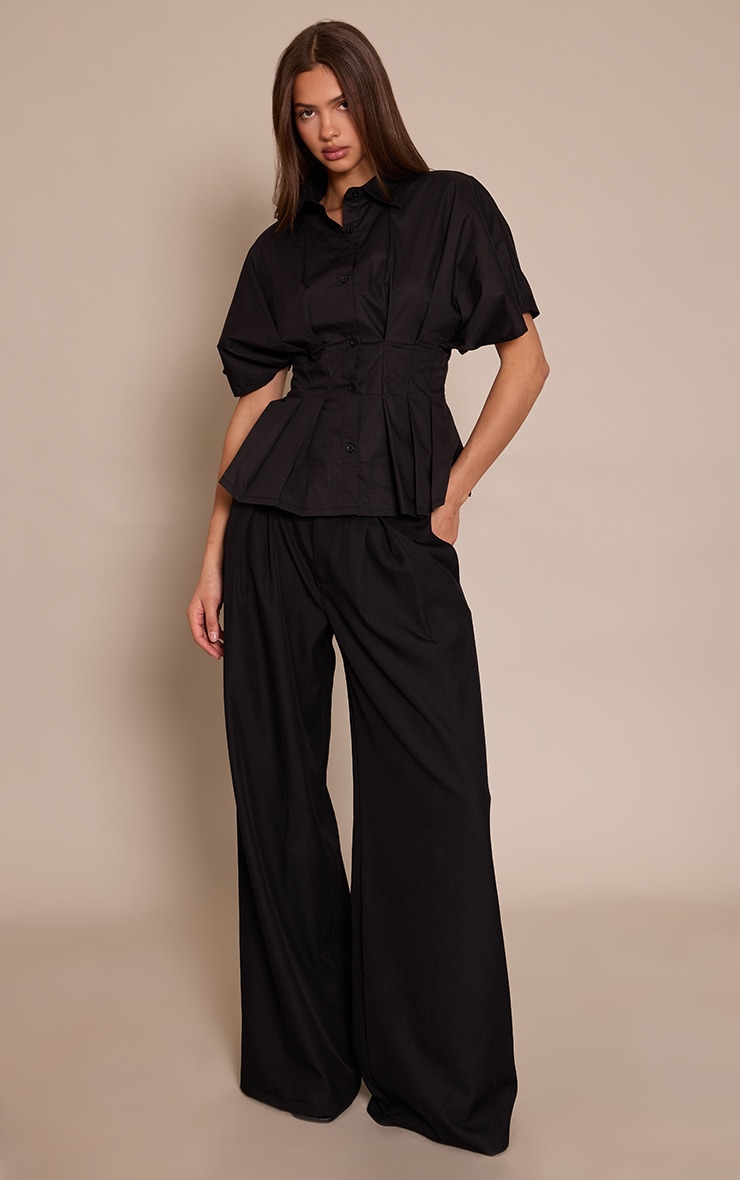 Chemise noire plissée à manches courtes et taille cintrée image 3