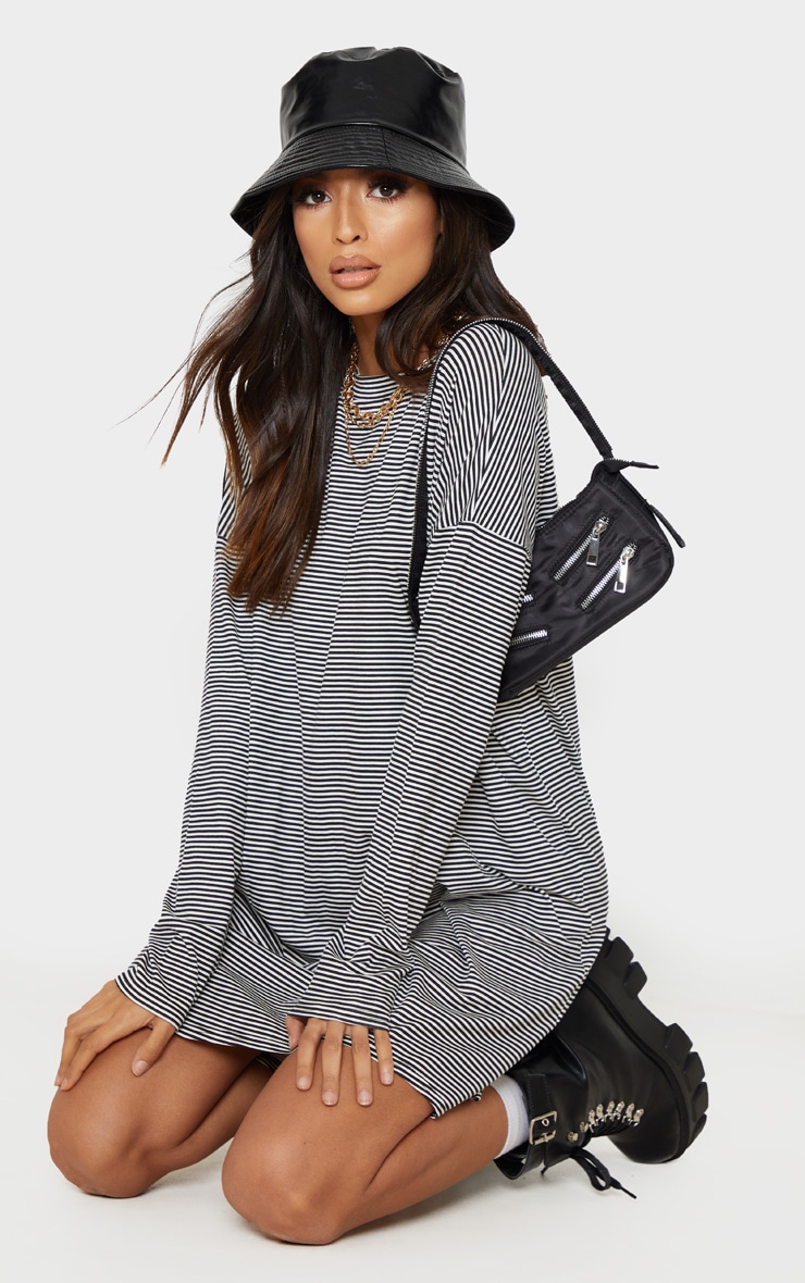 Robe tee-shirt manches longues style boyfriend à rayures noires