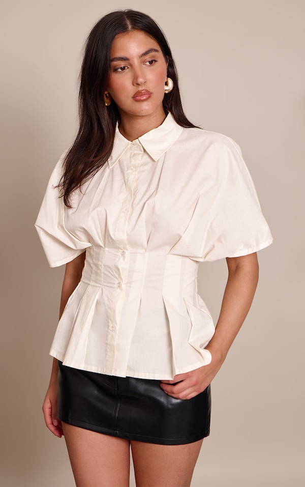 Chemise crème plissée à manches courtes et taille cintrée