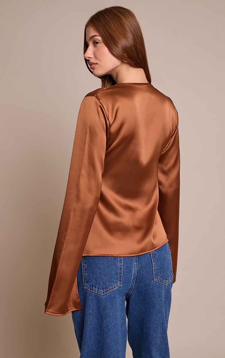 Top satiné marron noué devant à manches longues image 2