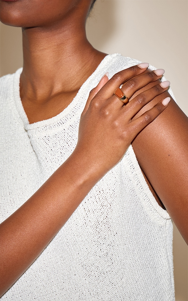 Bague texturée dorée à pierre en résine orange brûlé