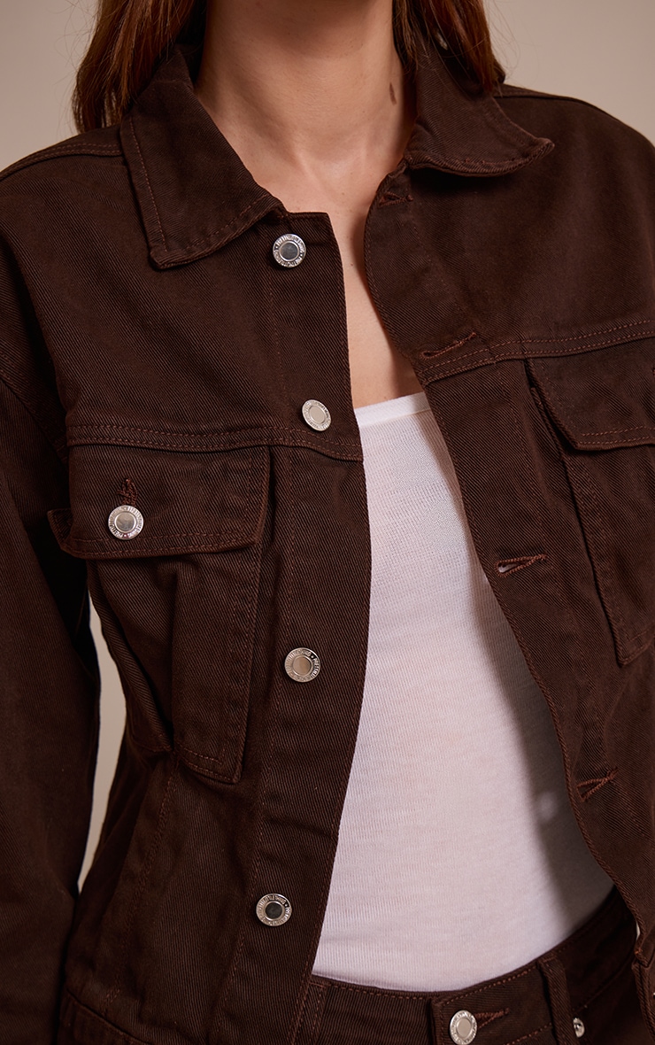 Veste en jean chocolat foncé à dos cintré et plissures image 4