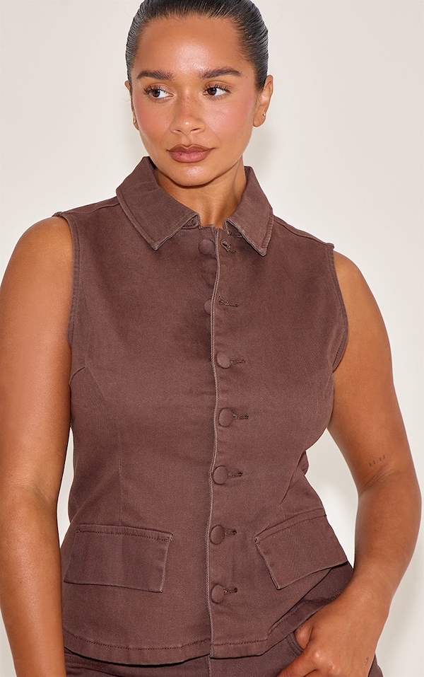Haut sculptant long boutonné devant en denim stretch chocolat.
