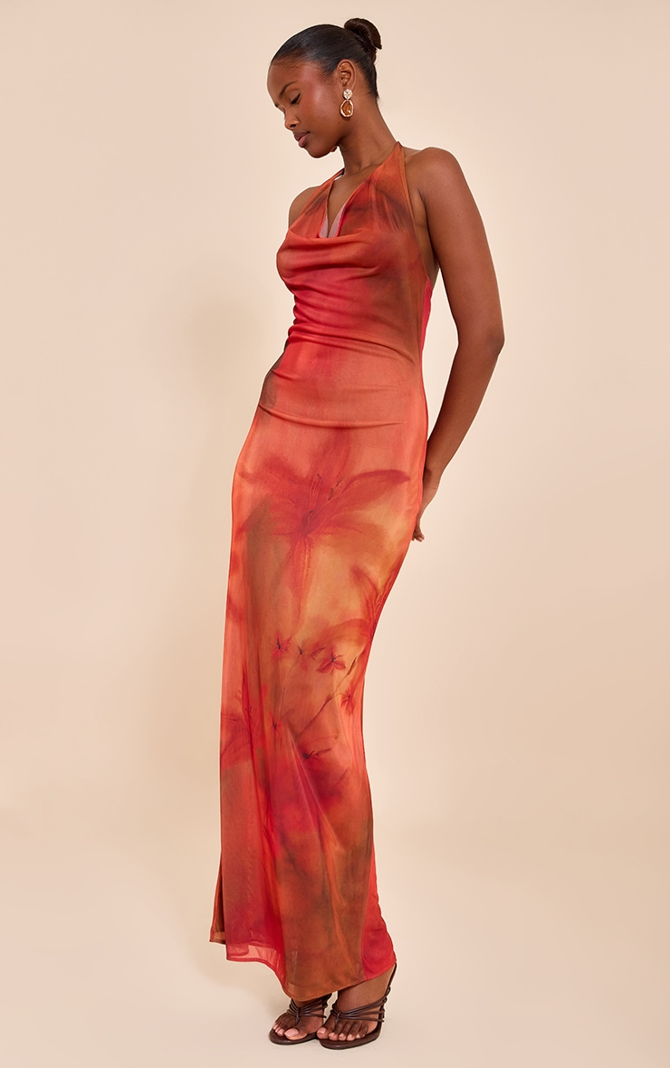 Robe longue rouge fleurie à dos nu et décolleté image 3