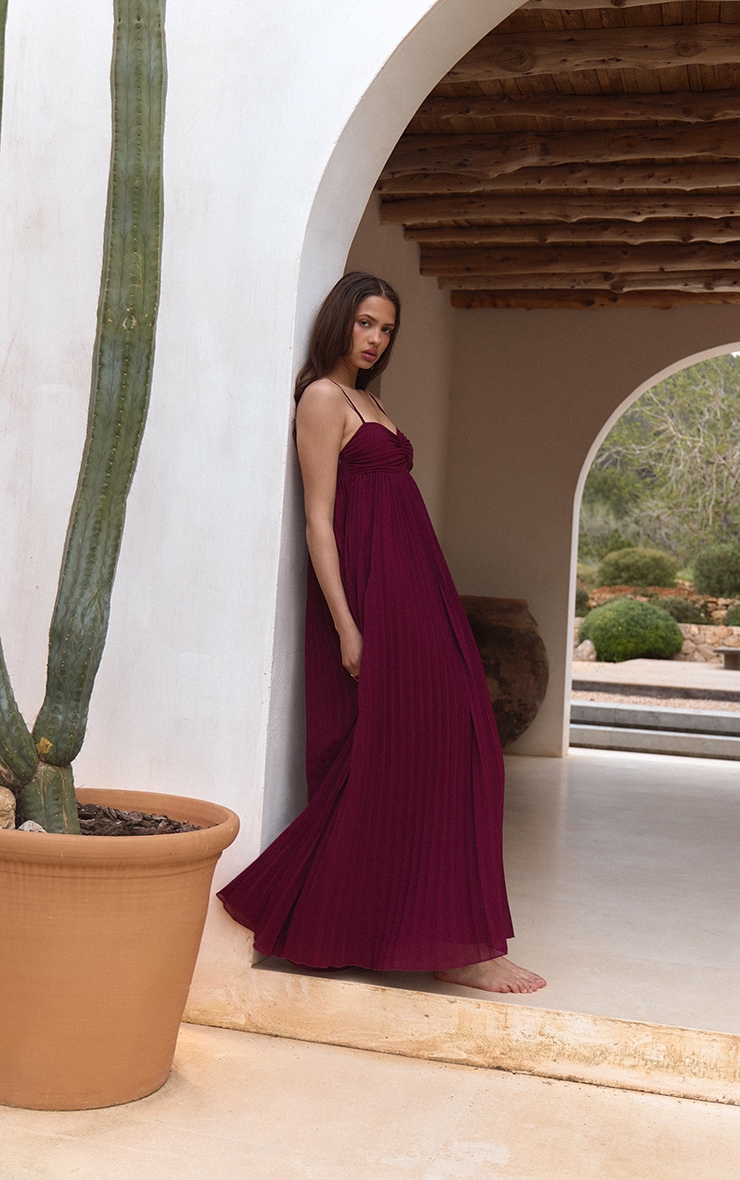 Robe longue rouge vin plissée image 3