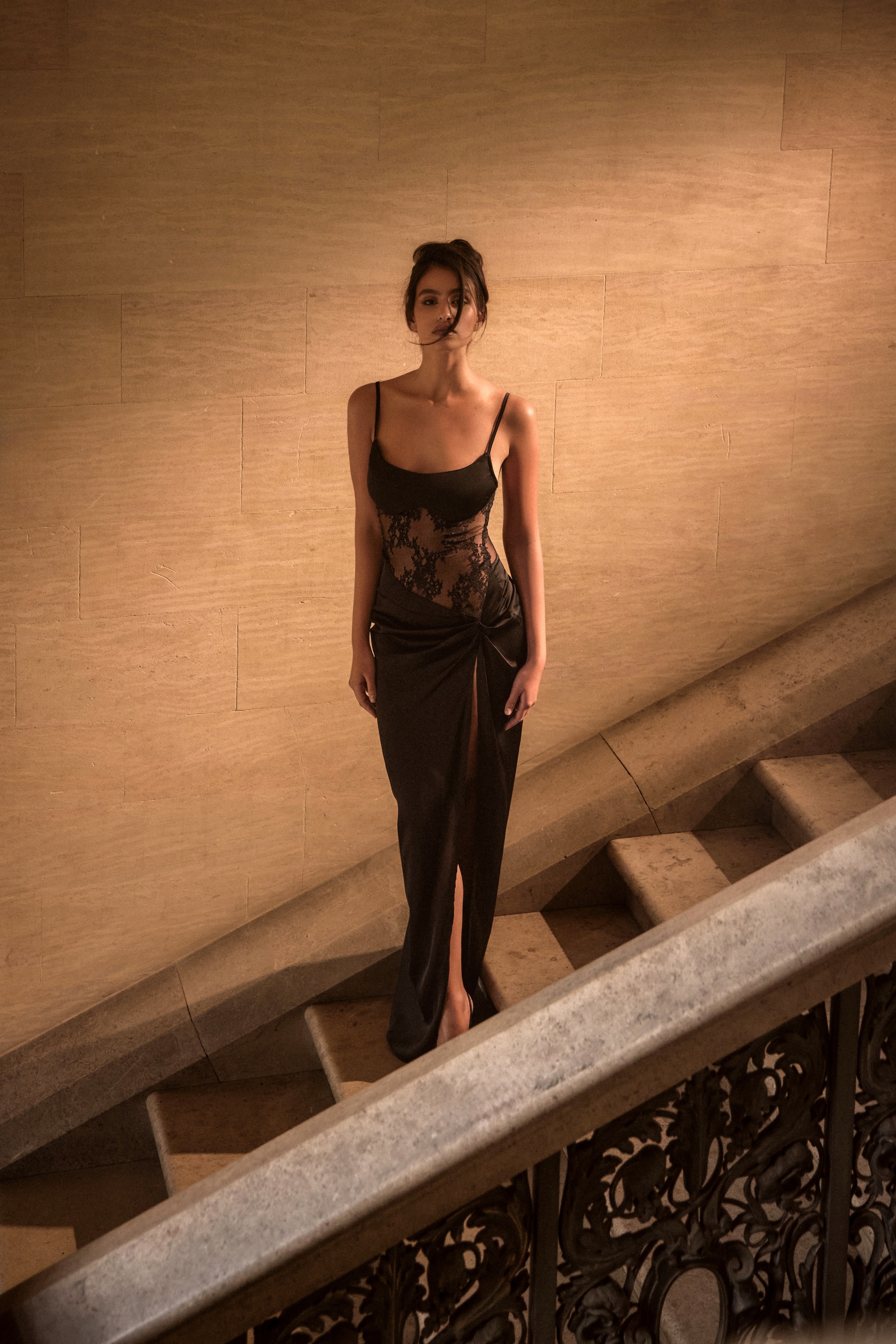 PLT Label Robe longue satinée noire à bretelles fines et partie en dentelle image 3