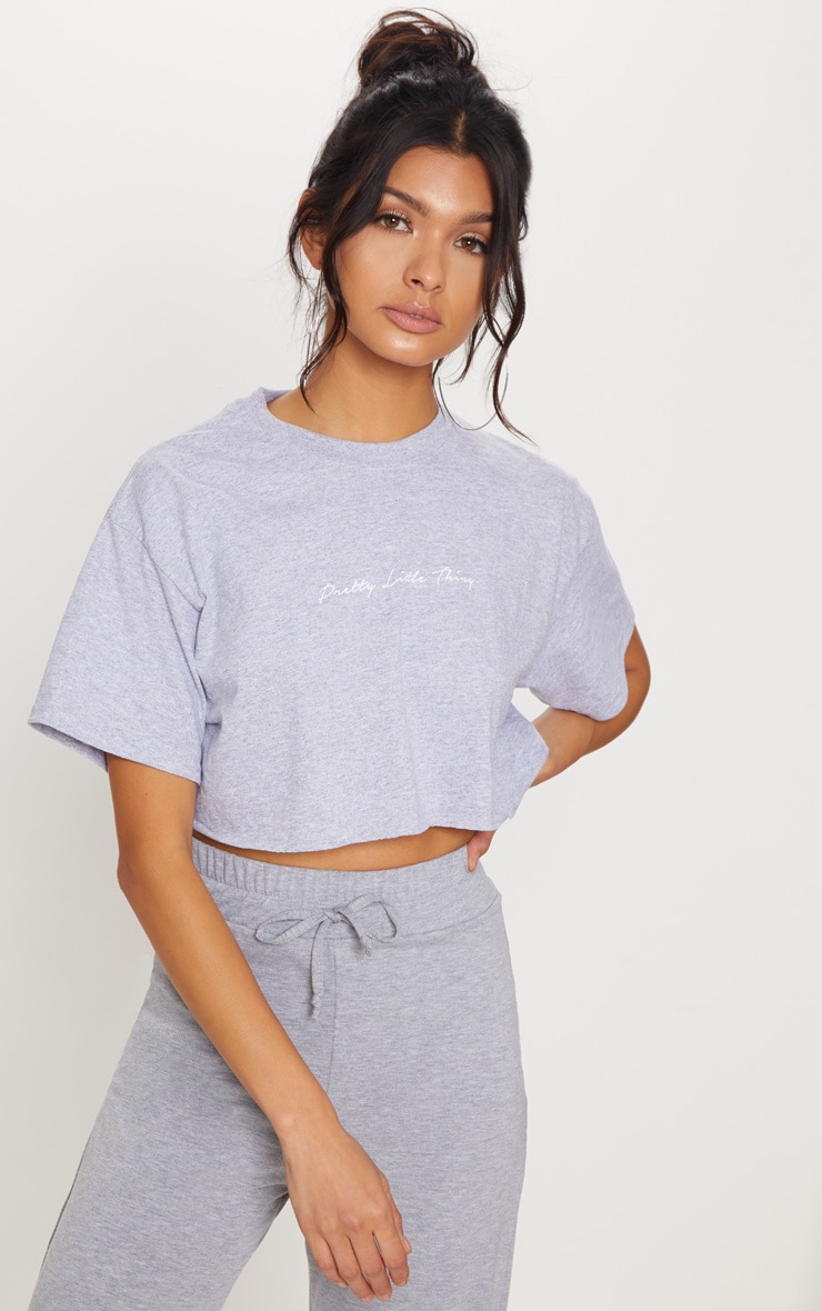 Crop top gris à slogan PRETTYLITTLETHING