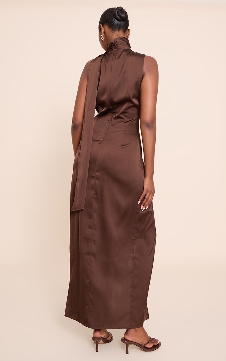 Robe longue satinée chocolat à détail foulard image 2