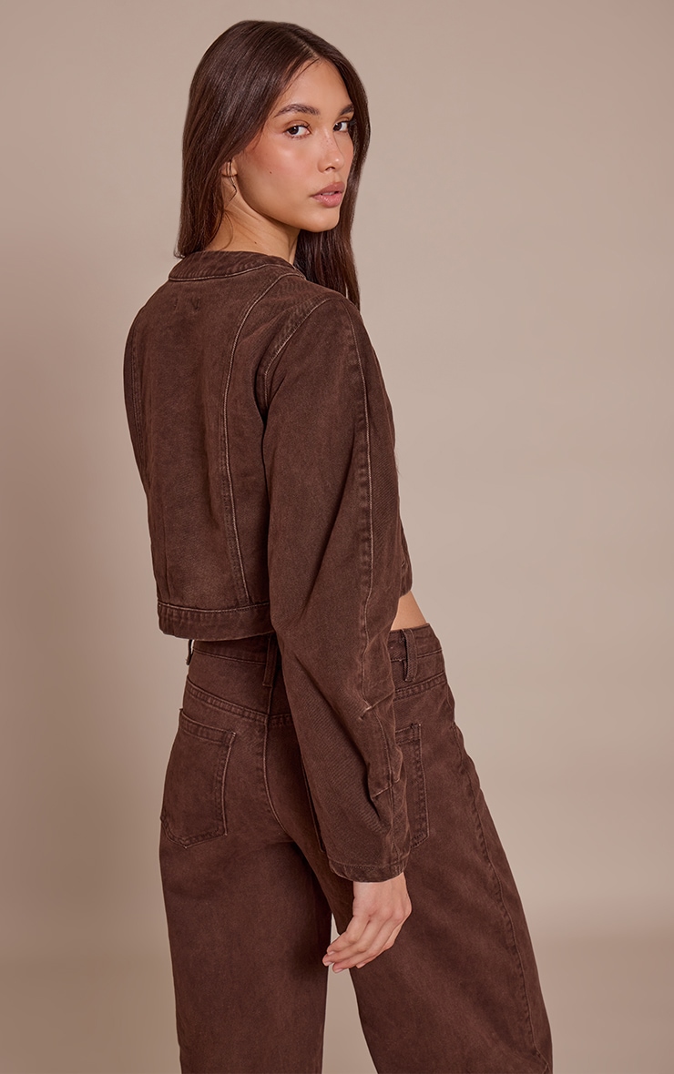 Veste courte en jean chocolat à col en V et ourlet incurvé image 2