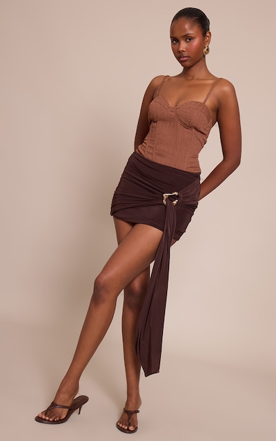 Mini-jupe stretch chocolat double épaisseur avec détails de liseré.