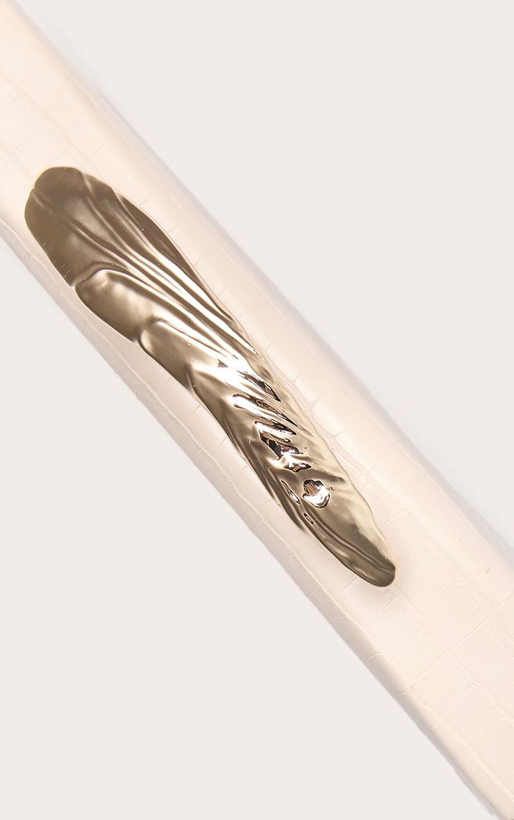 Sac pochette verni crème effet croco à anse en métal doré image 5